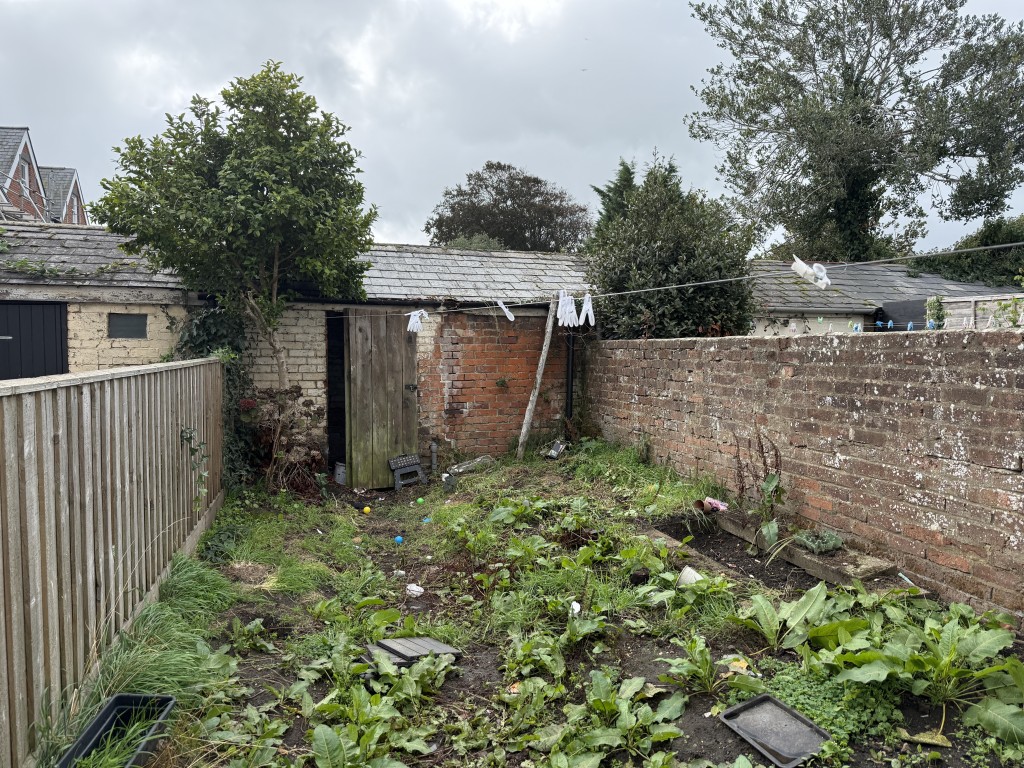 Lot: 125 - FREEHOLD TWO-BEDROOM MID-TERRACE HOUSE FOR IMPROVEMENT - Garden with brick and fenced boundaries